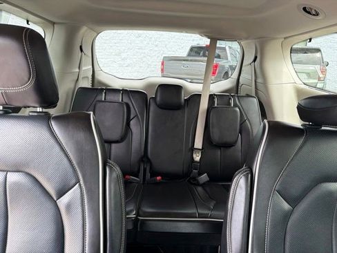 Used 2023 Chrysler Pacifica Limited FWD image 27
