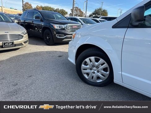 Used 2018 Dodge Grand Caravan SE w/ UConnect Hands-Free Group image 4