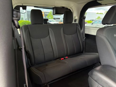 Used 2018 Jeep Wrangler Sahara w/ Connectivity Group AWD/4WD image 29
