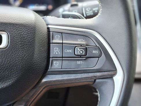 Used 2024 Jeep Grand Cherokee Limited image 17