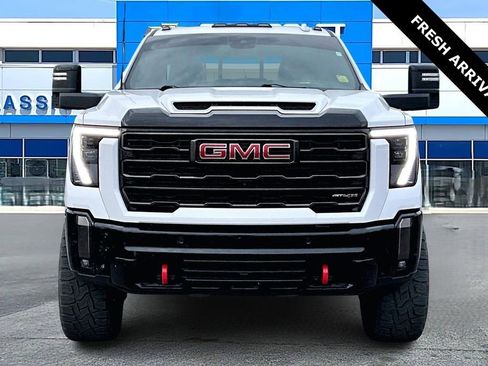 Used 2024 GMC Sierra 2500 AT4X image 2