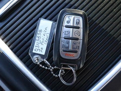 Used 2020 Chrysler Pacifica Limited FWD image 38