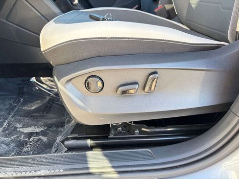 Used 2025 Volkswagen Taos SE image 23