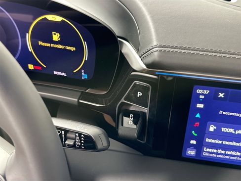 Certified 2025 Porsche Macan Electric image 35