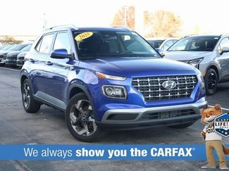 Used 2025 Hyundai Venue SEL video 2