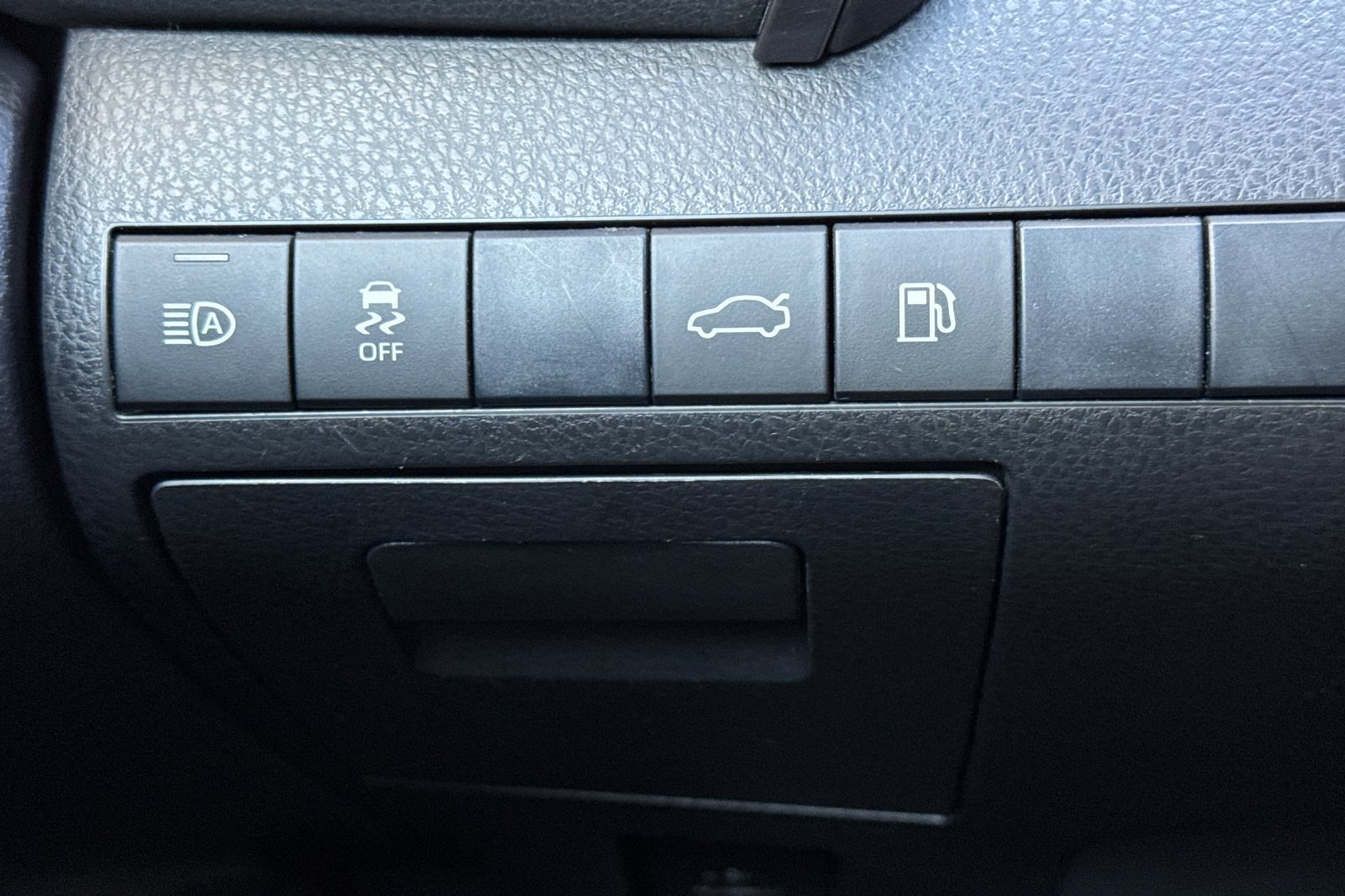 Used 2018 Toyota Camry SE w/ Moonroof Package FWD image 28