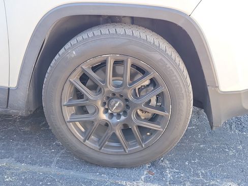 Used 2018 Jeep Cherokee Limited FWD image 7