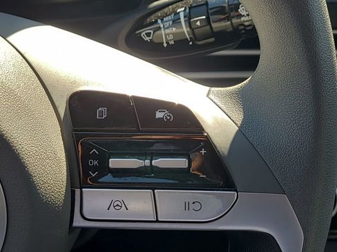 Used 2025 Hyundai Elantra Blue image 28