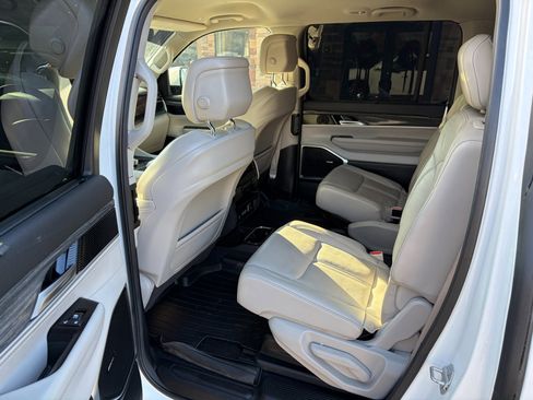 Used 2022 Jeep Wagoneer Series III w/ Convenience Group I image 5