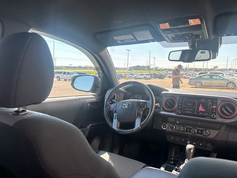 Used 2020 Toyota Tacoma TRD Off-Road w/ Technology Package image 27