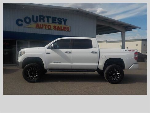 Used 2018 Toyota Tundra Limited w/ Limited Premium Package AWD/4WD image 3