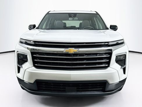 Used 2025 Chevrolet Traverse LT FWD image 2