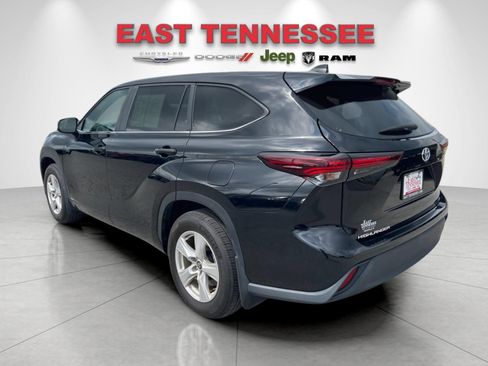 Used 2024 Toyota Highlander LE AWD/4WD image 5