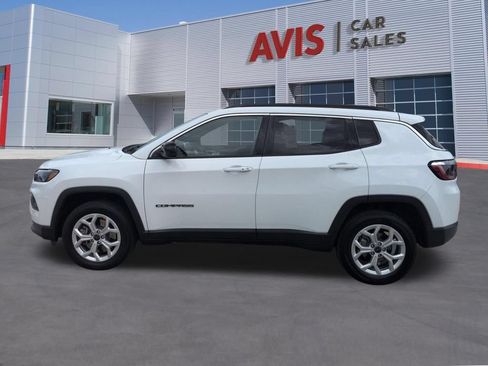 Used 2025 Jeep Compass Latitude w/ Sun & Sound Group AWD/4WD image 10