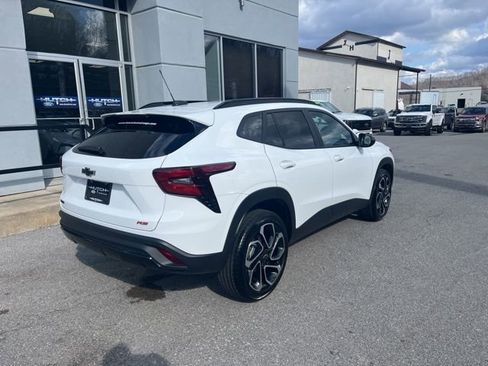 Used 2025 Chevrolet Trax RS w/ Sunroof Package image 3