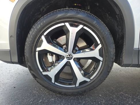 Used 2025 Volkswagen Tiguan SE AWD/4WD image 26