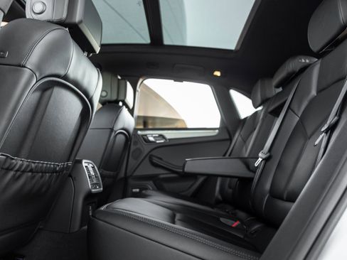 Certified 2026 Porsche Macan AWD/4WD image 35