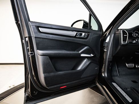 Certified 2023 Porsche Cayenne Turbo AWD/4WD image 23