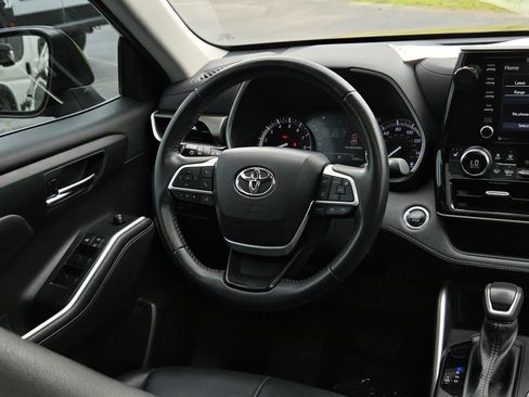 Used 2022 Toyota Highlander XLE FWD image 14