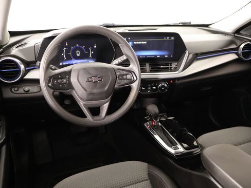 Used 2024 Chevrolet Trax LT FWD image 2