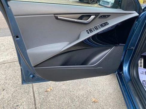 Used 2023 Kia Niro SX Touring image 19