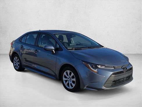 Used 2023 Toyota Corolla LE image 2