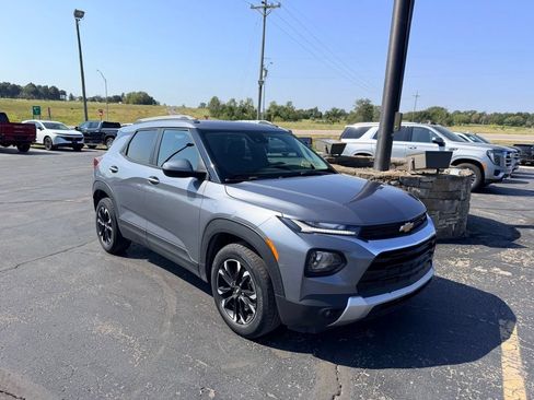 Used 2021 Chevrolet TrailBlazer LT w/ Convenience Package FWD image 2