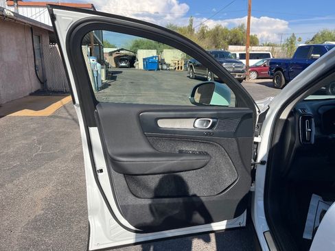 Used 2023 Volvo XC40 B5 Plus AWD/4WD image 28