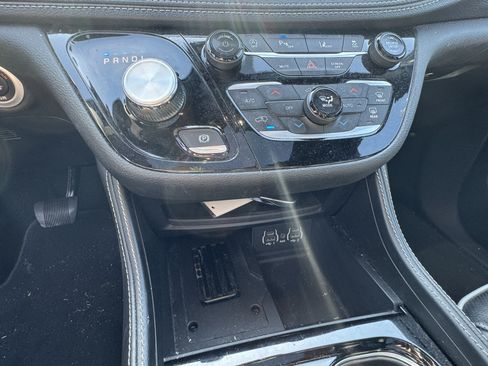 Used 2025 Chrysler Pacifica Limited FWD image 31