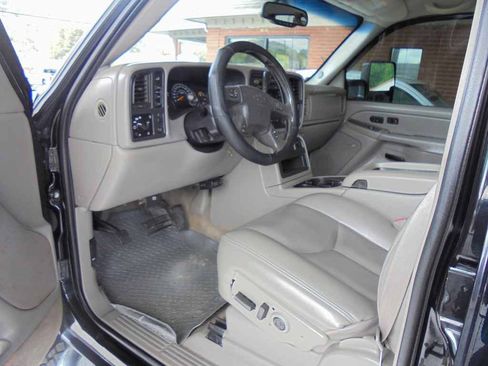 Used 2004 Chevrolet Silverado 2500 LT w/ Skid Plate Package AWD/4WD image 7