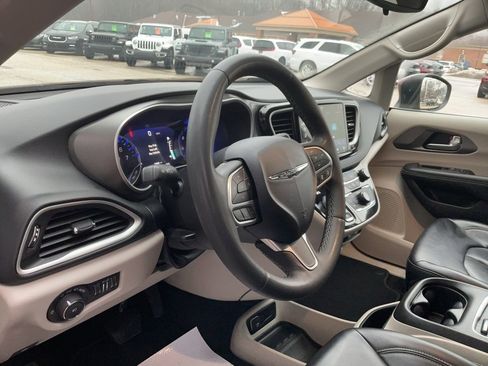 Used 2023 Chrysler Pacifica Touring-L image 10