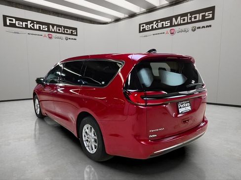 Used 2025 Chrysler Pacifica Select FWD image 3