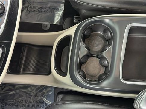 Used 2023 Chrysler Pacifica Touring-L image 32