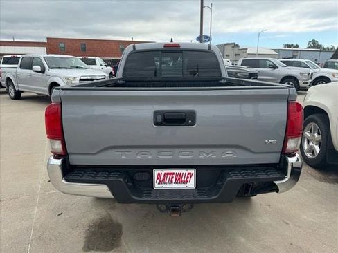 Used 2018 Toyota Tacoma TRD Off-Road AWD/4WD image 4
