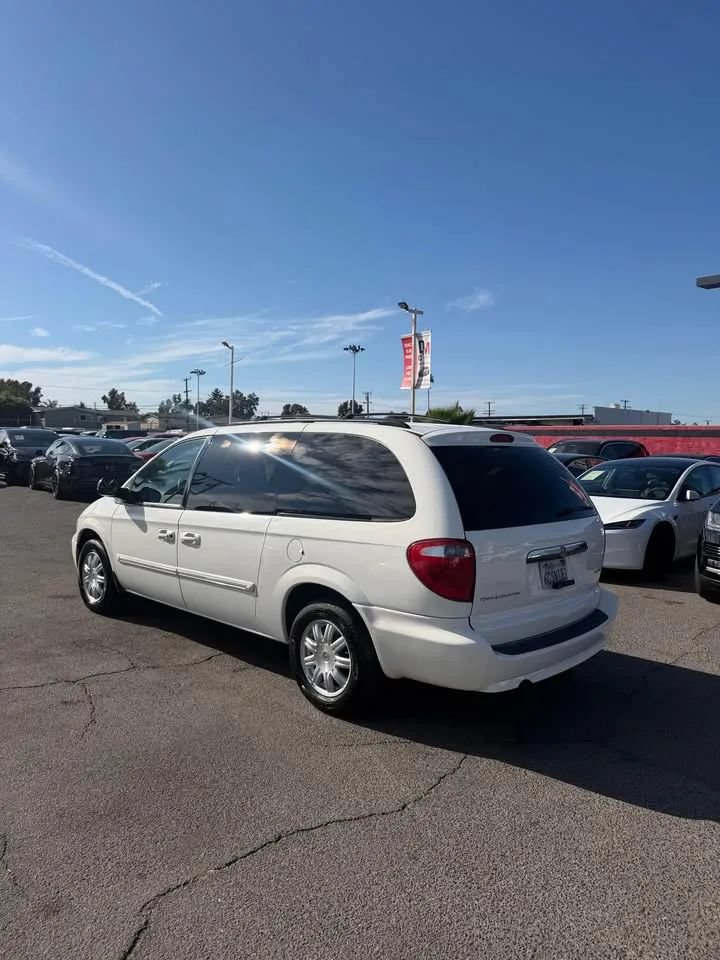 Used 2007 Chrysler Town & Country Touring FWD image 4