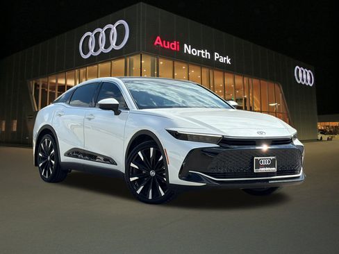 Used 2025 Toyota Crown Platinum image 1