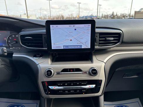 Used 2022 Ford Explorer XLT w/ Equipment Group 202A image 18