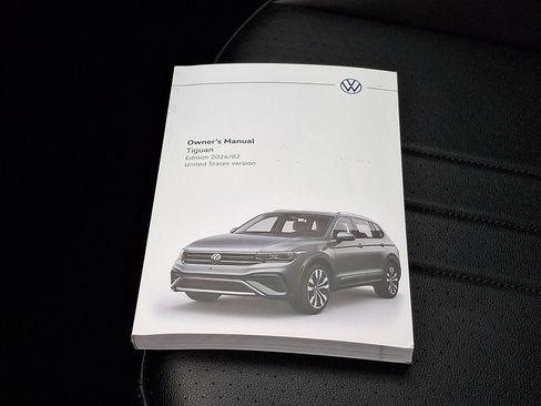 Used 2024 Volkswagen Tiguan SE w/ Panoramic Sunroof Package image 25