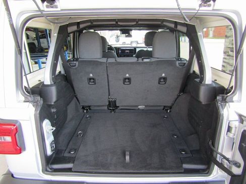 Used 2024 Jeep Wrangler Sahara image 29