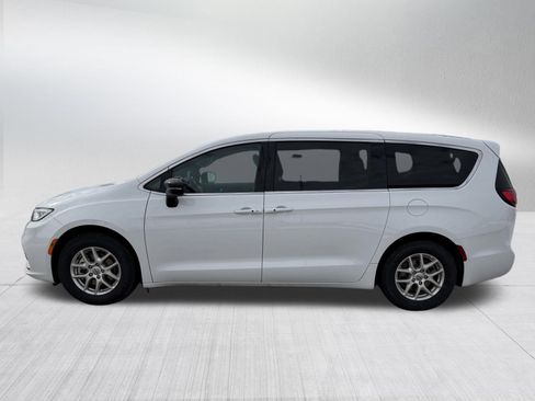 Used 2025 Chrysler Pacifica Select image 4