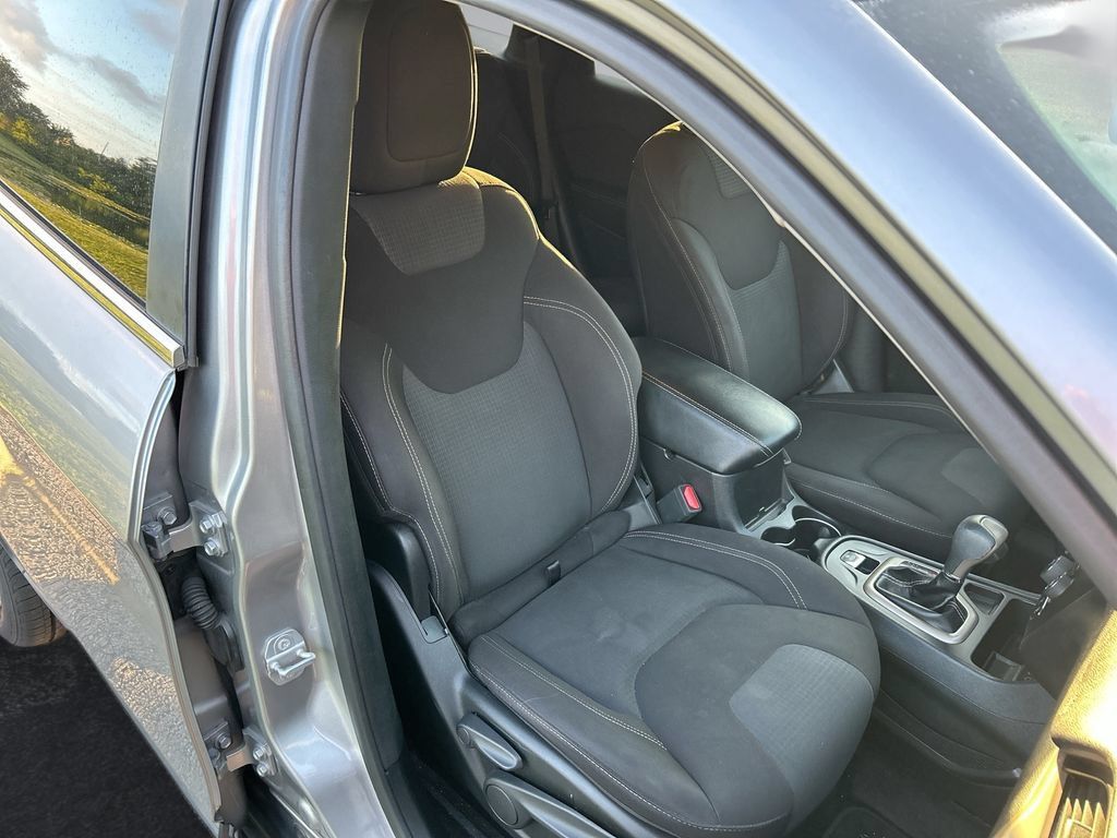 Used 2017 Jeep Cherokee Latitude FWD image 27
