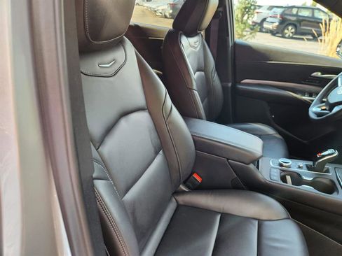 Used 2025 Cadillac XT4 Premium Luxury image 12
