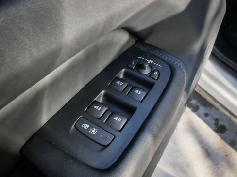 Used 2025 Volvo XC60 B5 Plus image 12