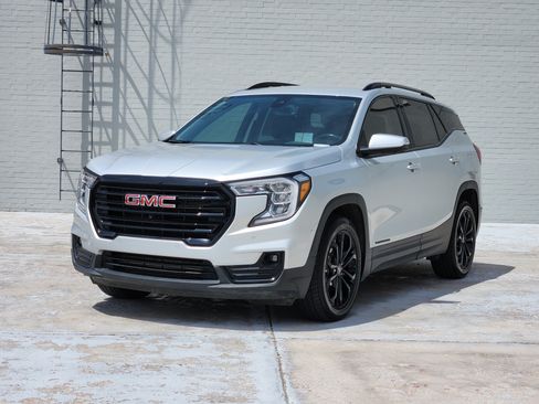 Used 2022 GMC Terrain SLT w/ Tech Package FWD image 4