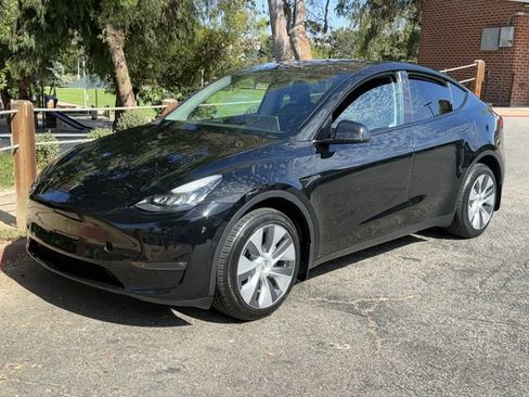 Used 2022 Tesla Model Y Long Range AWD/4WD image 1