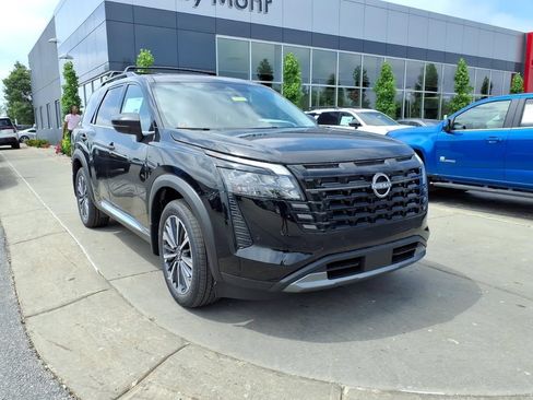 New 2026 Nissan Pathfinder Platinum w/ Cargo Package AWD/4WD image 2