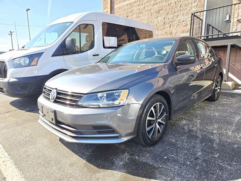 Used 2016 Volkswagen Jetta SE image 4