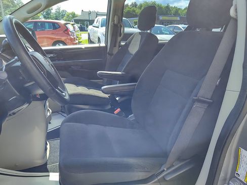 Used 2019 Dodge Grand Caravan SE FWD image 10