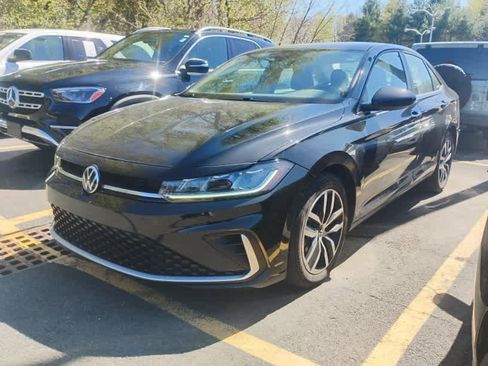 Used 2025 Volkswagen Jetta SE FWD image 4