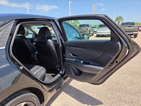 Used 2024 Hyundai Elantra Limited FWD image 15